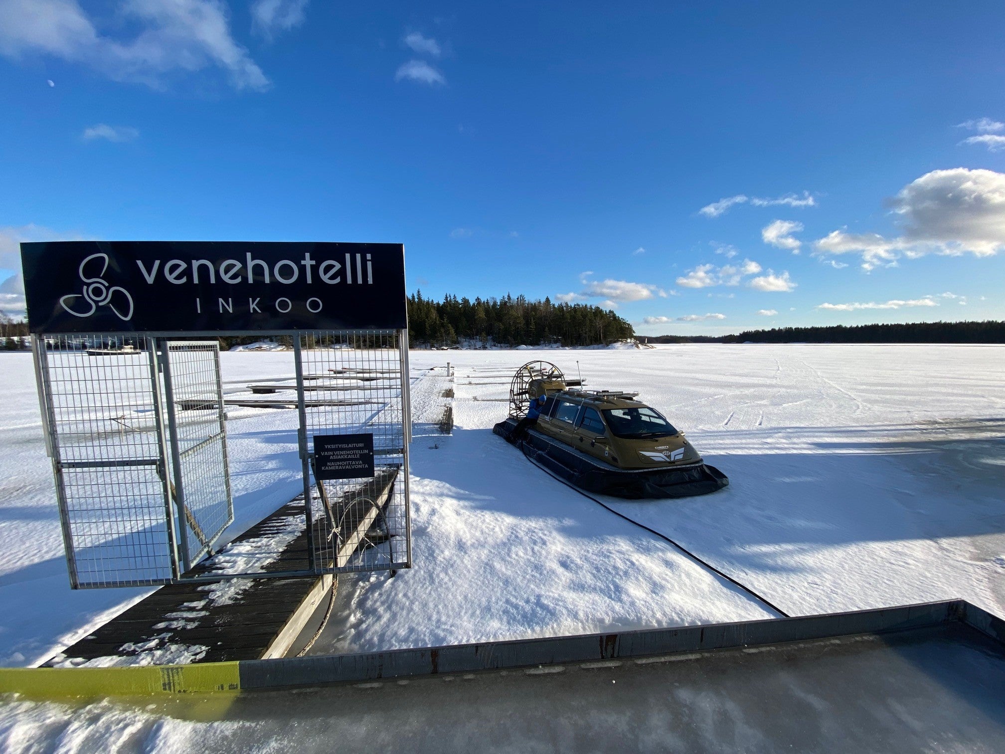 Venehotellin tankkaa myös asiakkaidensa talvikulkuvälineet