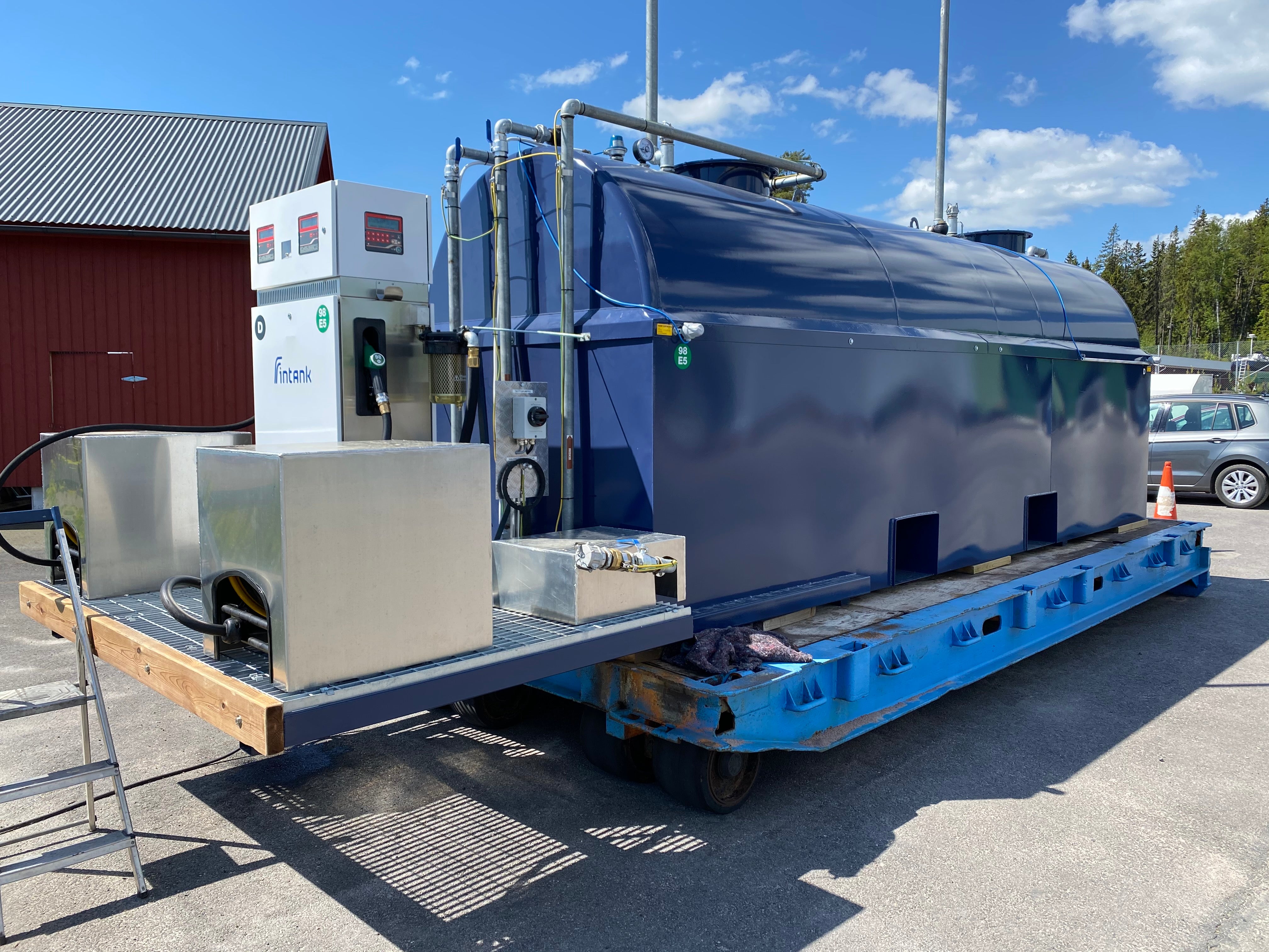 Venehotellilla myös tankki täyteen!