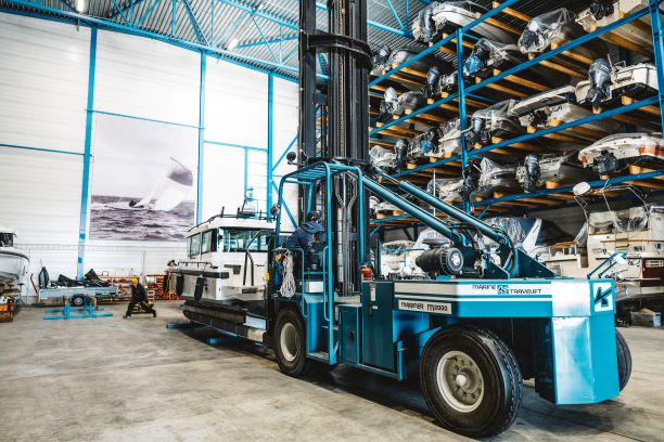 Miten asiakas hyötyy Venehotellin erikoistumisesta tietynkokoisiin moottoriveneisiin?