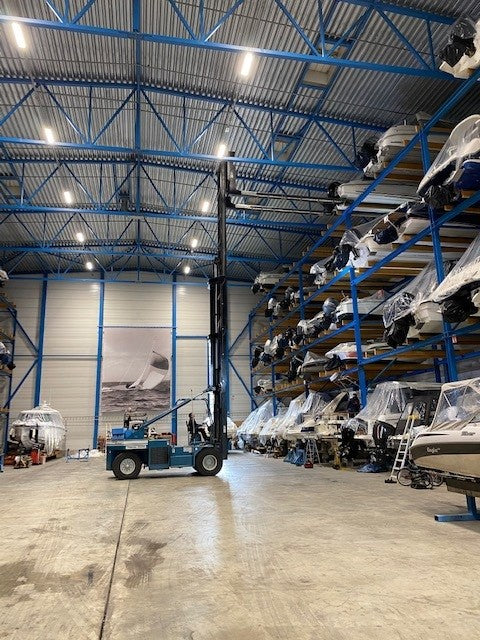 Kuinka monta nostoa ja laskua säilytysmaksuun sisältyy?